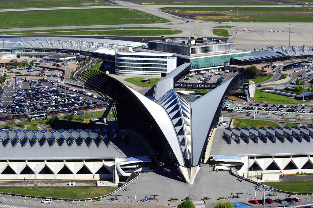 Entrée de l'aéroport avec la signalétique des urgences