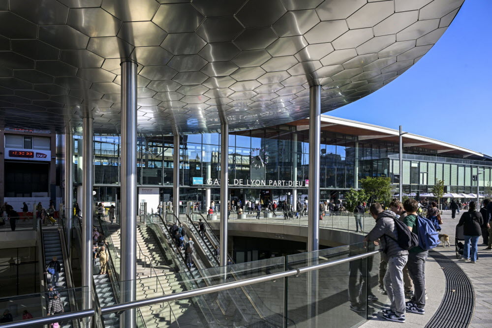 Entrée de la gare avec la signalétique des urgences